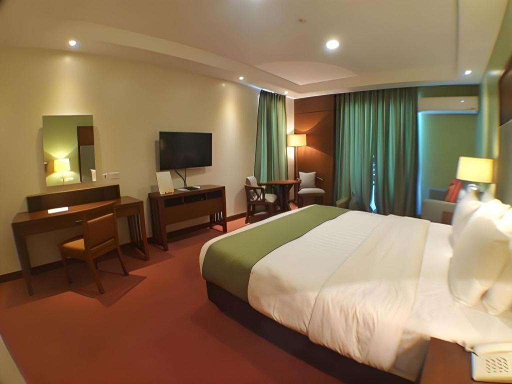 Mansion Garden Hotel Olongapo Esterno foto