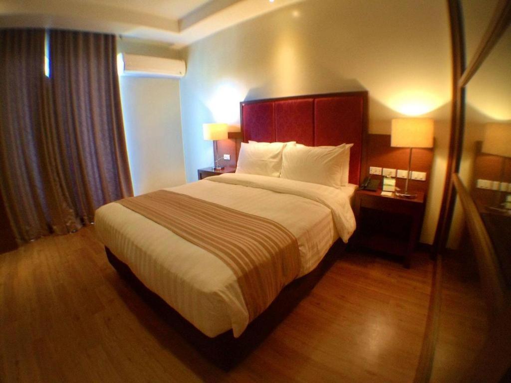 Mansion Garden Hotel Olongapo Esterno foto